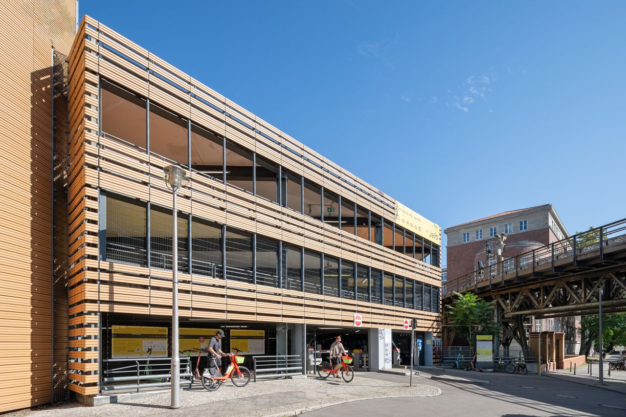 Holzfassade des Parkhauses, Eingang